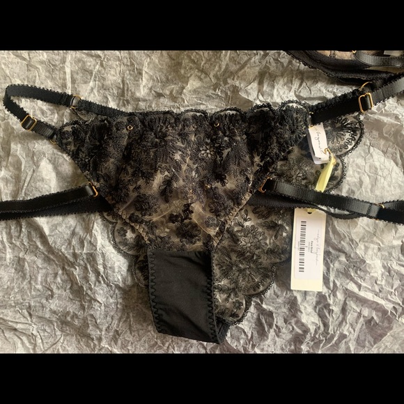 SOLD!! Edge O’ Beyond Set 🖤 - Picture 3 of 5